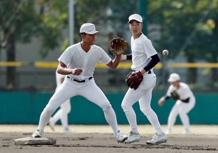 　守備練習する大阪桐蔭ナイン＝兵庫県西宮市