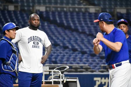 松中打撃統括コーチ（右手前）から指導を受ける中日・サノー（左から２人目）＝バンテリンドーム