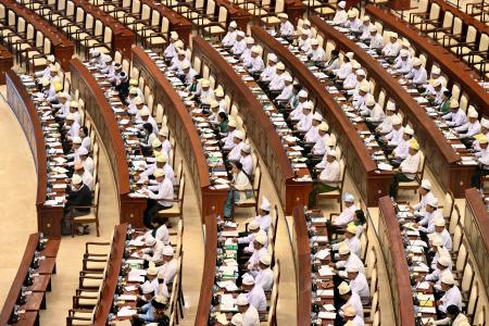 ３０日、ミャンマーの首都ネピドーの議会下院で開かれた協議（共同）