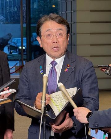 記者団の取材に応じる赤沢経産相＝３０日午後、首相官邸