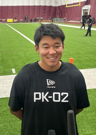 取材に応じるハワイ大のキッカー松澤寛政＝米バージニア州アッシュバーン（共同）