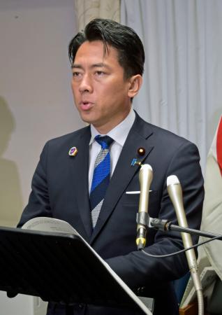 記者会見する小泉防衛相＝３１日午前、国会