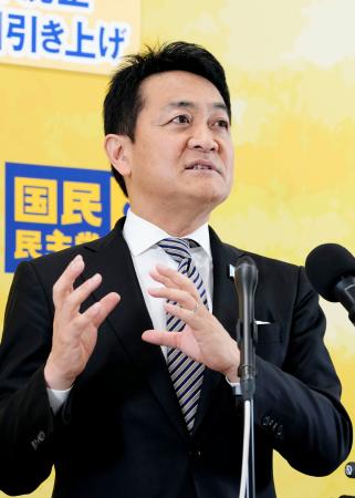 記者会見する国民民主党の玉木代表＝３１日午前、国会