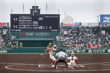 甲子園球場で始まった第９８回選抜高校野球大会決勝の智弁学園―大阪桐蔭戦