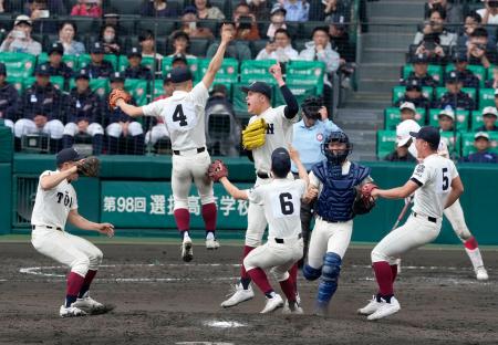　智弁学園を破って４年ぶり５度目の優勝を果たし、喜ぶ大阪桐蔭ナイン＝甲子園