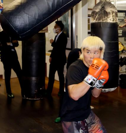 練習を公開したボクシングの那須川天心＝３１日、東京都内