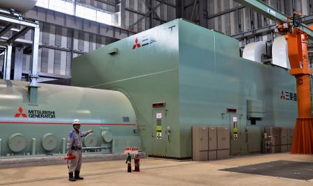 営業運転を開始した「ひびき発電所」のタービン建屋に置かれたガスタービン(右)と発電機=3月24日、北九州市