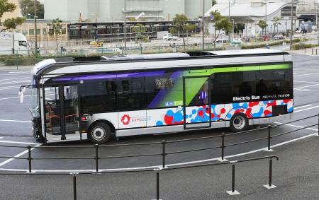大阪・関西万博で来場者輸送に使用された「EVモーターズ・ジャパン」製の電気自動車バス