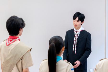 富士スカウト章を受章したボーイスカウトと歓談される悠仁さま＝３１日午前、東京・元赤坂の赤坂東邸（宮内庁提供）