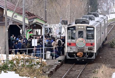 運行最終日を迎え、秩父別駅で多くの人に出迎えられた留萌線の列車=31日午後、北海道秩父別町