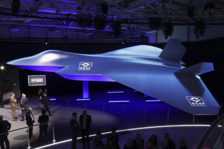 日本が英国、イタリアと共同開発する次期戦闘機の模型＝２０２４年７月、英南部ファンボロー（共同）