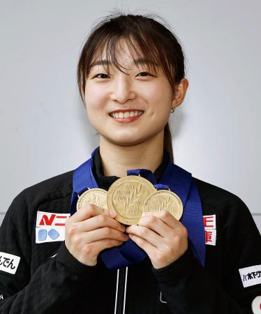 　プラハから帰国し、金メダルを手に取材に応じる坂本花織＝３１日、関西空港