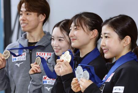 プラハから帰国し、メダルを手に取材に応じる(右から)千葉百音、坂本花織ら=31日、関西空港