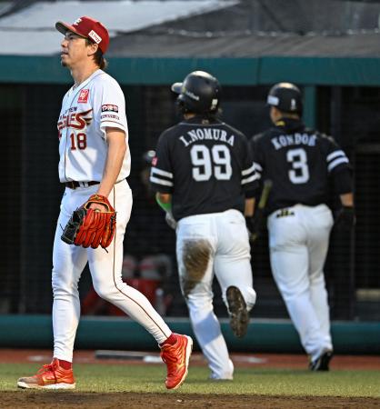 　４回、ソフトバンク・近藤（奥左）に勝ち越しの生還を許し顔をしかめる楽天・前田健＝楽天モバイルパーク