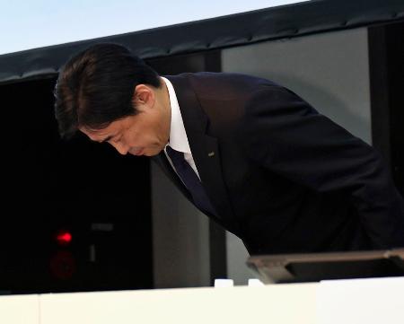 記者会見で謝罪するKDDIの松田浩路社長=31日午後、東京都港区