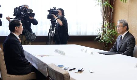 　鳥取県の平井伸治知事（左）と面会する中国電力の中川賢剛社長＝３１日午後、県庁