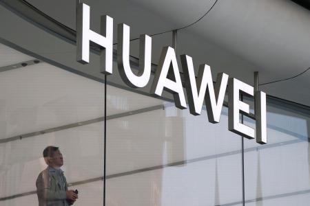 北京市中心部にあるファーウェイの店舗に掲げられたロゴ＝３１日（共同）