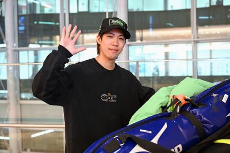 帰国したノルディックスキー・ジャンプ男子の二階堂蓮＝３１日、羽田空港