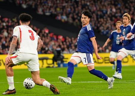 日本―イングランド　前半、先制ゴールを決める三笘（７）＝ロンドン（共同）