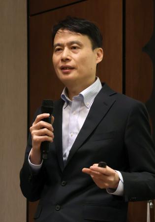 ３月３１日、ウクライナ・キーウで記者会見した「テラドローン」の徳重徹社長（共同）