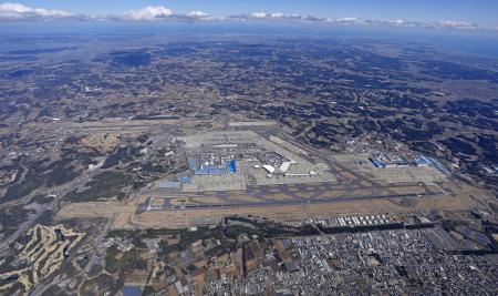 Ｃ滑走路新設とＢ滑走路（左上）の延伸を計画する成田空港＝２０２４年３月