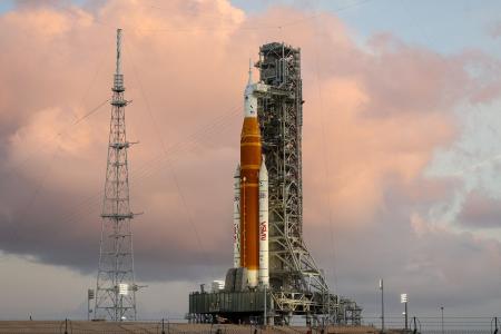 国際月探査「アルテミス計画」のロケット=3月31日、米フロリダ州ケネディ宇宙センター(ロイター=共同)