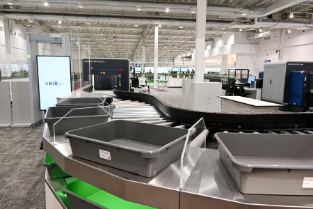 関西空港第２ターミナル国内線エリアの改修で保安検査場に導入された「スマートレーン」＝３月３１日