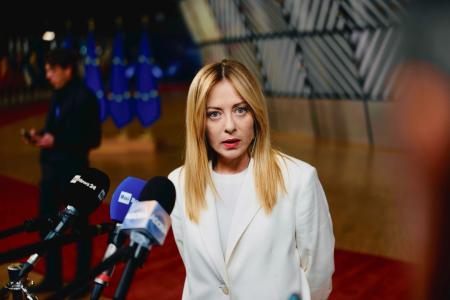 記者の取材に応じるイタリアのメローニ首相＝３月、ベルギー・ブリュッセル（イタリア首相府提供・共同）