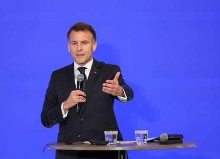 １日、東京都内で開かれた日仏の経済フォーラムで演説するフランスのマクロン大統領（ロイター＝共同）