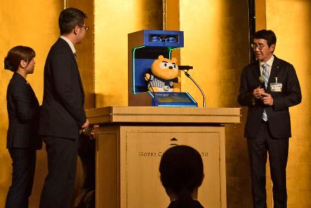 ローソンの入社式に登壇した「AI Ponta(ポンタ)」=1日午前、東京都文京区