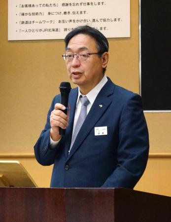 記者会見するＪＲ北海道の綿貫泰之社長＝１日午後、札幌市