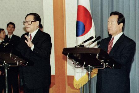 １９９５年１１月、韓国・ソウルで記者会見する金泳三大統領（右）と中国の江沢民国家主席（共同）