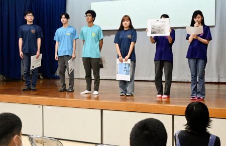 米軍の沖縄本島上陸から８１年となり、開かれたイベントで当時の町の様子などを説明する若者たち＝１日午後、沖縄県北谷町