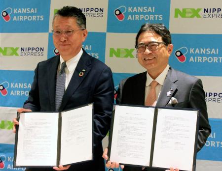 航空貨物運送に関する連携協定を締結した、関西エアポートの山谷佳之社長（右）と日本通運の杉山千尋副社長＝１日午後、大阪市中央区