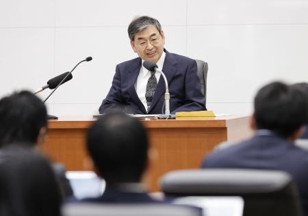 日銀審議委員に就任し、記者会見する浅田統一郎氏＝１日午後、日銀本店