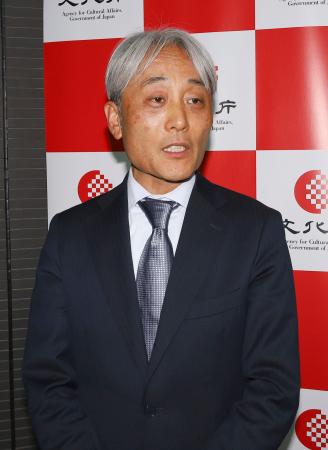 文化庁京都庁舎で取材に応じる、長官に就任した伊藤学司氏＝１日午後、京都市上京区