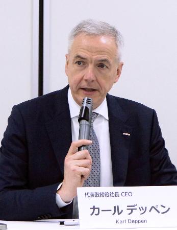 記者会見するアーチオンのカール・デッペンＣＥＯ＝１日午後、東京都中央区