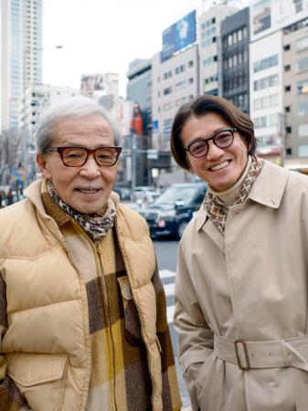 ファッション業界の重鎮、斎藤久夫さん(左)と、クリエーティブディレクターの坂田真彦さん。首元がおしゃれ