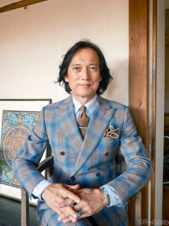 ビンテージ生地をあつらえたスーツに身を包むコラムニストの中村孝則さん