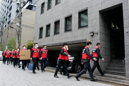 指定暴力団住吉会の本部事務所へ家宅捜索に入る警視庁の捜査員ら=2日午前10時34分、東京都港区