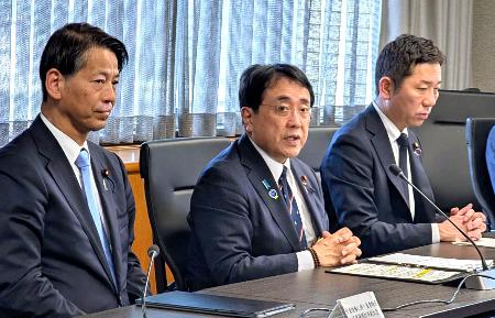 作業チームの初会合で発言する赤沢経産相（中央）＝２日午後、経産省