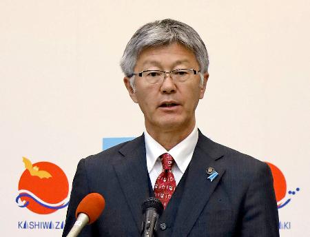 記者会見する新潟県柏崎市の桜井雅浩市長＝２日午前、柏崎市