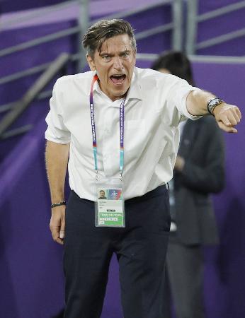 サッカー女子アジア杯決勝のオーストラリア戦で指示を出すニールセン監督=3月21日、シドニー(共同)