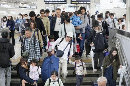 　２０２５年５月６日、ゴールデンウイーク最終日、混雑するＪＲ東京駅の新幹線ホーム