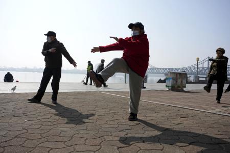 体を動かすお年寄り＝３月、中国遼寧省丹東市（共同）