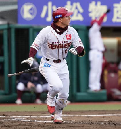 ７回楽天１死、村林が左越えに本塁打を放つ＝楽天モバイルパーク