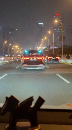 ＳＮＳにアップロードされた百度の自動運転タクシー「アポロ・ゴー」の車両が道路で停止したとされる動画の一場面＝中国湖北省武漢市（ロイター＝共同）