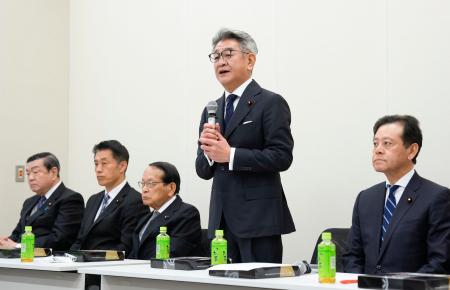 新たな政策集団の初会合を開き、あいさつする自民党旧二階派の武田良太元総務相（右から２人目）＝２日午後、国会