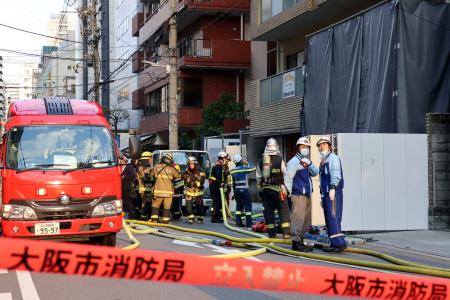 大阪市中央区の火災現場付近=2日午後5時22分