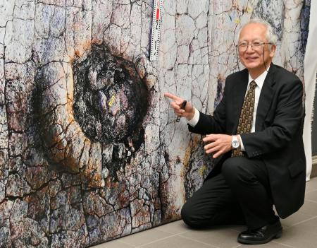 発掘した足跡化石について説明する岡山理大恐竜学博物館の石垣忍名誉館長＝２日午後、岡山市北区